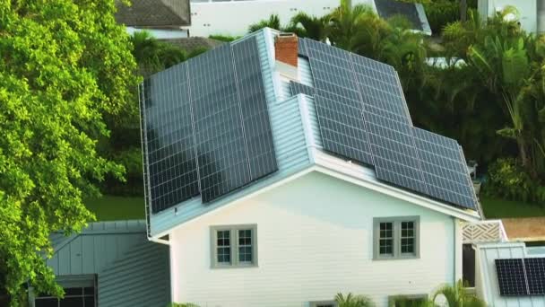 新美洲住宅 屋顶覆盖太阳能光伏面板 用于生产郊区的清洁电力 自主住房投资的概念 — 图库视频影像