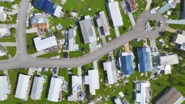 Сильно Поврежден Ураганом Иан Домов Жилом Районе Мобильных Домов Флориды — стоковое видео