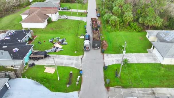 飓风伊恩横扫佛罗里达州后 灾后特别回收卡车在街上捡垃圾 处理自然灾害的后果 — 图库视频影像