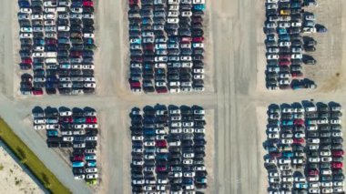 Arızalı arabaları açık artırma satış şirketinin otoparkında kullanılmış. Yeniden inşa veya kurtarma başlığı için ikinci el araç satışı.