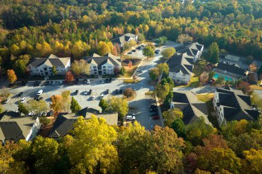 Güney Carolina yerleşim bölgesindeki Amerikan apartmanlarının hava manzarası. ABD 'nin banliyölerinde emlak gelişimine örnek olarak yeni aile evleri.