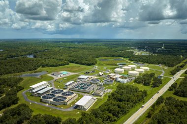 Kentsel atık su arıtma tesisindeki modern su temizleme tesisinin havadan görüntüsü. İstenmeyen kimyasalların, askıya alınmış katı maddelerin ve gazların kirlenmiş sıvılardan çıkarılması süreci.