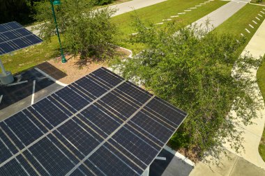 Park yerinin üzerine temiz enerjinin etkin üretimi için park edilmiş arabalar için güneş panelleri yerleştirildi.