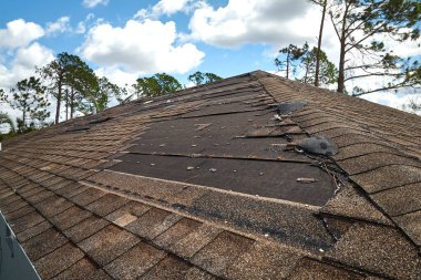 Florida 'daki Ian Kasırgası' ndan sonra asfalt kiremitleri eksik. Ev çatısı konseptinin tamiri.