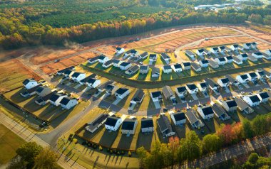 Güney Carolina 'da sıkıca sarılmış yeni evleri olan inşaat alanının havadan görüntüsü. Amerikan banliyölerinde emlak gelişimine örnek olarak aile evleri.