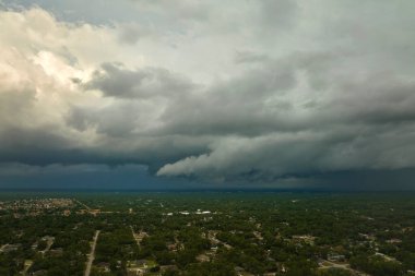 Kasvetli gökyüzünde kara fırtınalı bulutlar şekilleniyor. Şehir merkezine sağanak yağış gelmeden önce..