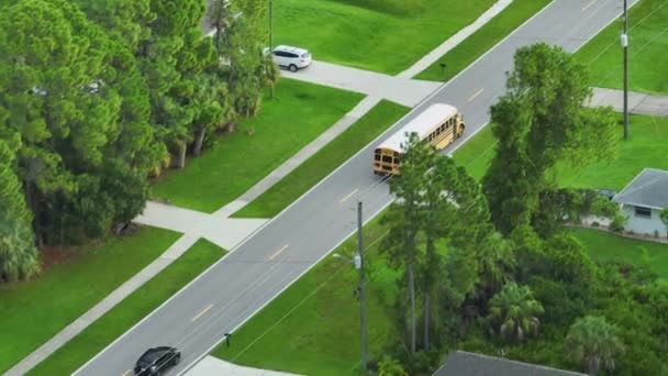 在空中看到美国黄色校车在郊区的街道上行驶 在一大早接孩子上学 美国的公共交通 — 图库视频影像