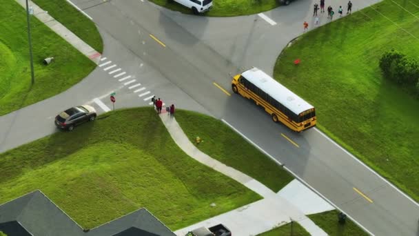 Vista Aérea Ônibus Escolar Amarelo Americano Pegando Crianças Parada Ônibus — Vídeo de Stock