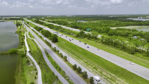 Luftaufnahme Einer Vielbefahrenen Amerikanischen Autobahn Mit Starkem Schnell Fließenden Verkehr — Stockvideo