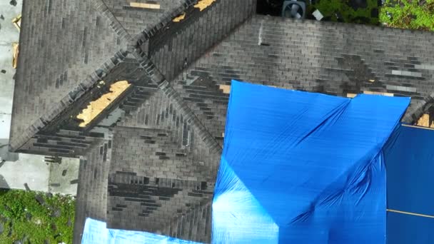 Letecký Pohled Poškozený Hurikán Střecha Domu Ian Pokrytá Modrou Ochrannou — Stock video