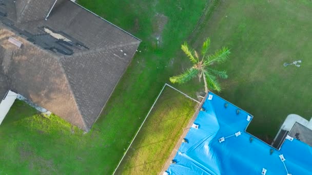 Luftaufnahme Des Beschädigten Ian Hausdachs Mit Blauer Schutzplane Gegen Undichtes — Stockvideo