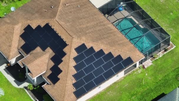 Letecký Pohled Běžnou Americkou Střechu Modrými Solárními Fotovoltaickými Panely Pro — Stock video