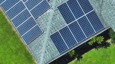 Temiz ekolojik elektrik enerjisi üretmek için mavi güneş fotovoltaik panelleri olan normal Amerikan ev çatısı. Sıfır emisyon kavramı ile yenilenebilir elektrik.