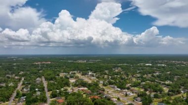 Florida 'nın sakin yerleşim bölgesinde yeşil palmiye ağaçları arasında özel evleri olan küçük bir Amerikan banliyö manzarası..