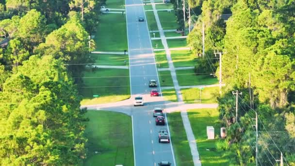 Luchtfoto Van Straatverkeer Met Rijdende Auto Kleine Stad Amerikaans Voorstedelijk — Stockvideo