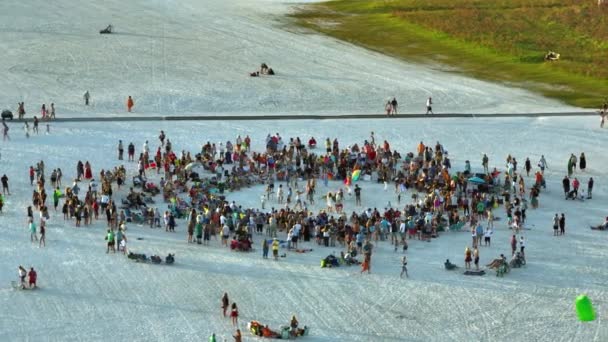 暑假期间 许多人在海滨沙滩上跳舞和玩乐 旅行期间的户外活动 — 图库视频影像