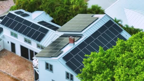 美国新的大型住宅 屋顶覆盖有太阳能光伏板 用于生产郊区清洁的生态电力 自主住房的概念 — 图库视频影像