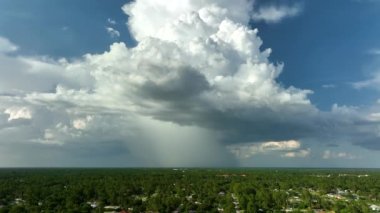 Kasvetli gökyüzünde kara fırtınalı bulutlar şekilleniyor. Şehir merkezine sağanak yağış gelmeden önce..
