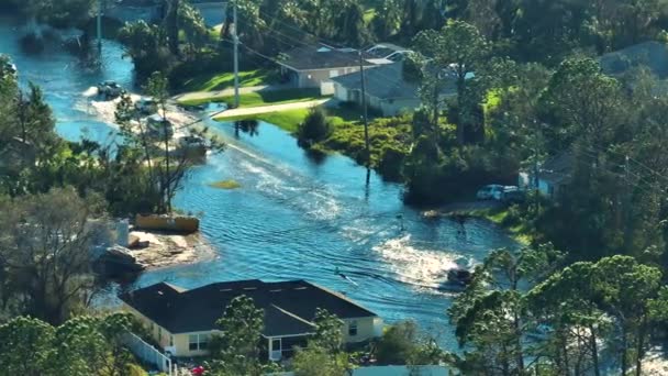 在佛罗里达州居民区 美国街道上挤满了流动的车辆 周围都是水屋 伊恩飓风的后果 — 图库视频影像