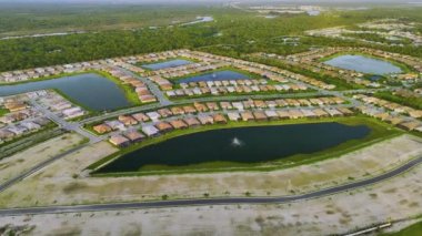 Florida 'nın banliyö bölgesinde yeni evler inşa etmek için zemin hazırlandı. Büyüyen Amerikan banliyöleri kavramı.