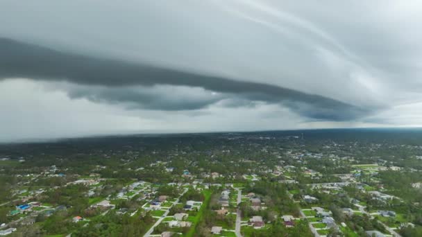 飓风伊安吹袭佛罗里达州后 北部港口城市的景观 屋顶被防水布覆盖 暴雨期间 乌云在暴风雨的天空中形成 — 图库视频影像