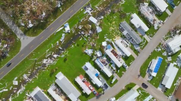 フロリダ州の移動住宅地域でハリケーン イアンの家屋によって深刻な被害を受けた 自然災害の結果 — ストック動画