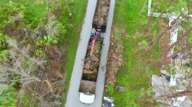 Ian kasırgası Florida 'yı kasıp kavurduktan sonra banliyö sokaklarından bitki kalıntıları toplayan özel kurtarma kamyonu. Doğal afetlerin sonuçlarına katlanmak.