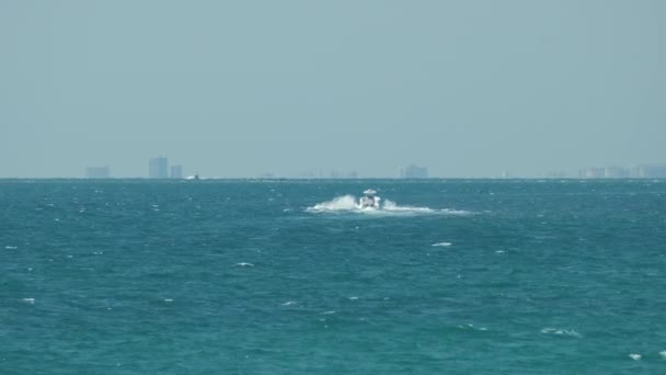 Швидкісний Човен Швидко Плаває Морських Хвилях Пульсуючою Поверхнею Моторний Човен — стокове відео