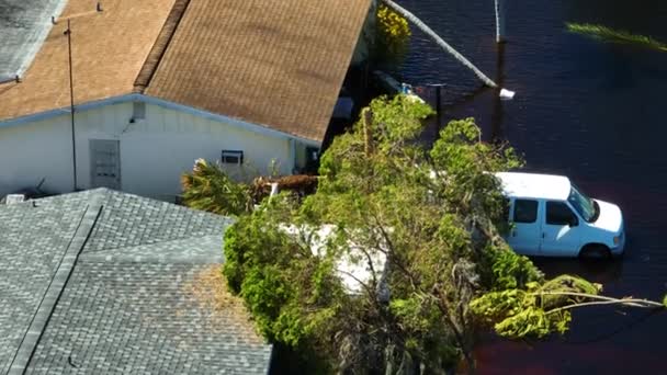 フロリダ州の住宅地でハリケーンイアン降雨洪水の水の家に囲まれて 自然災害の結果 — ストック動画