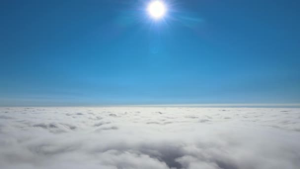 Вид Воздуха Окна Самолета Большой Высоте Земли Покрытый Белыми Кучевыми — стоковое видео