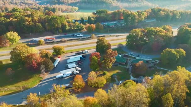 在繁忙的美国高速公路附近 用快速行驶的汽车和卡车从空中俯瞰着一个巨大的休息区 州际旅行概念期间的娱乐场所 — 图库视频影像