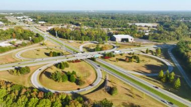 Hızlı giden trafik arabaları ve kamyonlarla otoyol kavşağının havadan görünüşü. ABD 'de eyaletler arası ulaşım altyapısı.