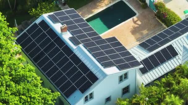 Luftaufnahme Eines Teuren Amerikanischen Hausdachs Mit Blauen Photovoltaik Sonnenkollektoren Zur — Stockvideo