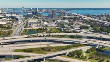 Jacksonville şehrinin hava manzarası. Yüksek ofis binaları ve hızlı hareket eden araba ve kamyonlarla Amerikan otoyolu kavşağı. ABD ulaştırma altyapı kavramı.