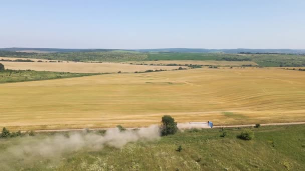 Letecký Pohled Nákladní Automobil Jedoucí Polní Cestě Mezi Zemědělskými Pšeničnými — Stock video