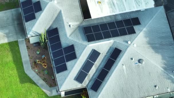 Вид Воздуха Обычную Американскую Крышу Голубыми Солнечными Фотоэлектрическими Панелями Производства — стоковое видео