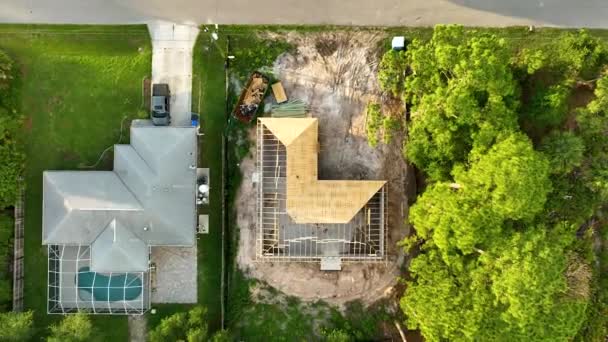 Letecký Pohled Obytný Soukromý Dům Dřevěnou Střešní Konstrukcí Výstavbě Klidné — Stock video