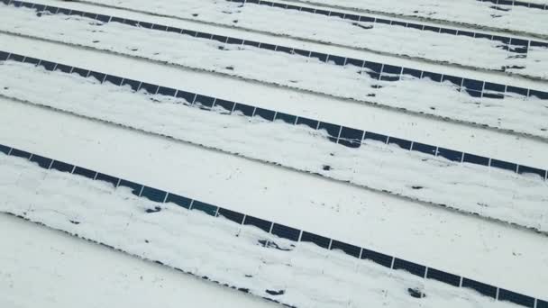 Аерофотозйомка Снігового Покриття Сталої Електростанції Багатьма Рядами Сонячних Фотоелектричних Панелей — стокове відео