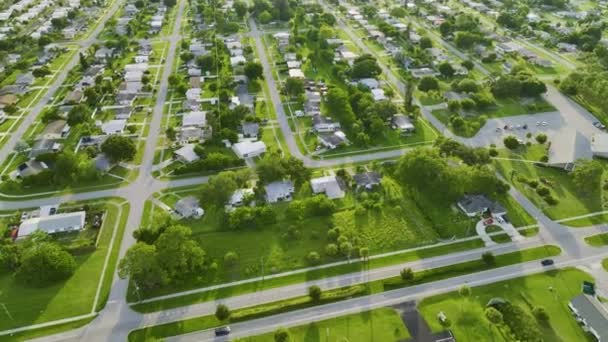 Luchtfoto Van Straatverkeer Met Auto Kleine Stad Amerika Voorstedelijk Landschap — Stockvideo
