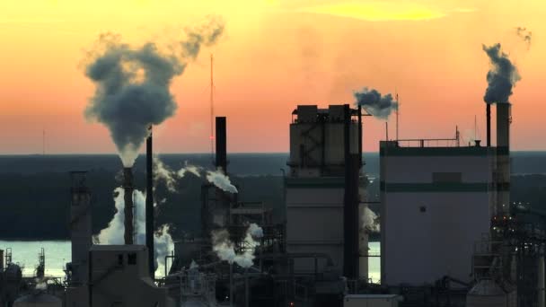 공장은 공장에서 과정에서 발생하는 이산화 연기로 대기를 시킨다 무렵의 — 비디오
