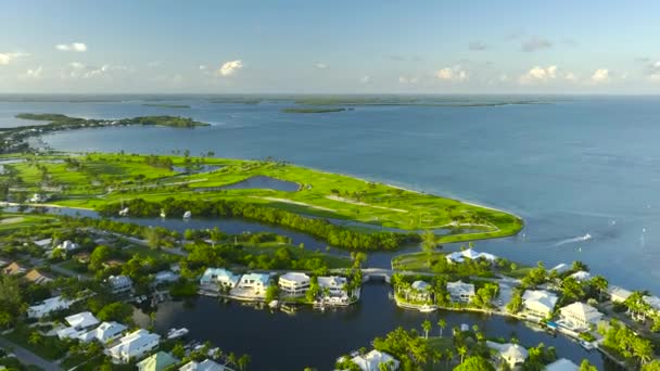 Pemandangan Udara Dari Lingkungan Kaya Dengan Rumah Liburan Mahal Boca — Stok Video