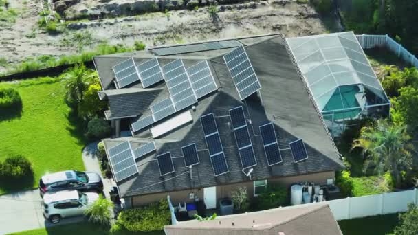 具有蓝色太阳能光电面板的典型美国建筑屋顶的空中视图 用于生产清洁的生态电能 投资于可再生能源发电以促进退休收入概念 — 图库视频影像
