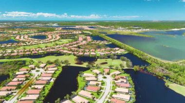 Florida yerleşim bölgesindeki Ian kasırgasından sonra evlerin etrafını su basmış. Doğal afetin sonuçları..