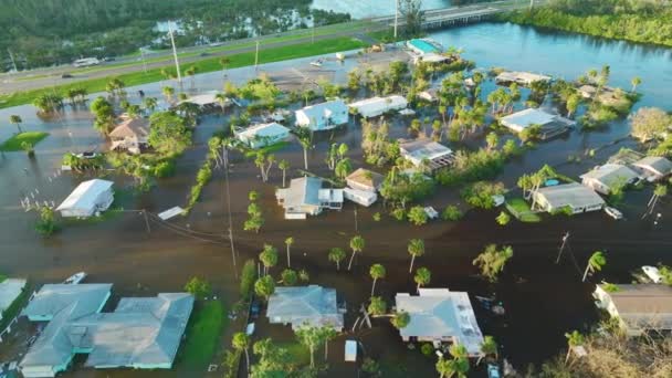 フロリダの住宅地でハリケーンイアンの降雨によって洪水の家 自然災害の結果 — ストック動画