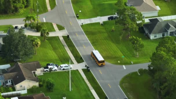 Horní Pohled Klasický Americký Žlutý Školní Autobus Jedoucí Venkovské Městské — Stock video
