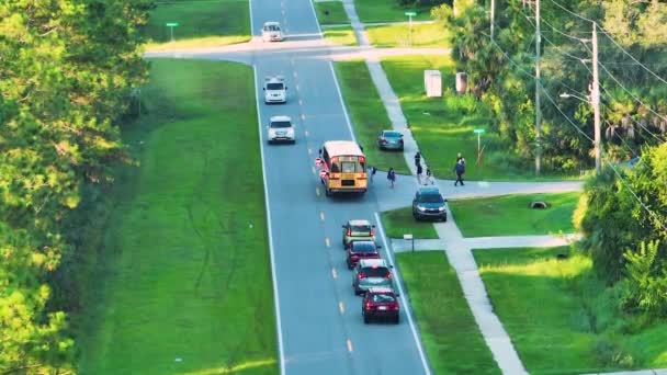 Standart Amerikan Okul Otobüslerinin Üst Görüntüsü Sabah Erken Saatlerde Kasaba — Stok video