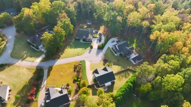 サウスカロライナ州の郊外にある黄色の倒木の間の高価な住宅の上からの眺め アメリカの郊外の不動産開発の例としてのアメリカの夢の家 — ストック動画