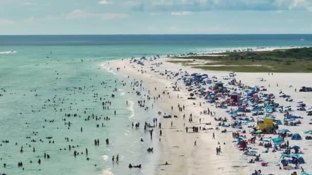 소타에 시에스타 모래사장 조경을 관광객들은 멕시코만의 물에서 수영하고 플로리다의 뜨거운 — 비디오