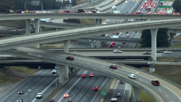 美国高速公路与快速行驶的汽车和卡车交汇的空中景观 美国交通基础设施概念 — 图库视频影像
