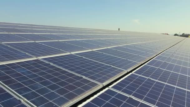 Vista Aérea Paneles Solares Fotovoltaicos Azules Montados Techo Edificio Industrial — Vídeos de Stock